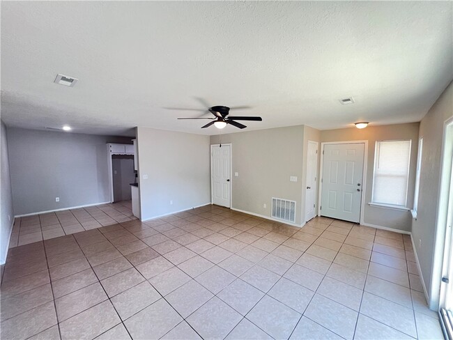 Photo - 823 N Lola Ln