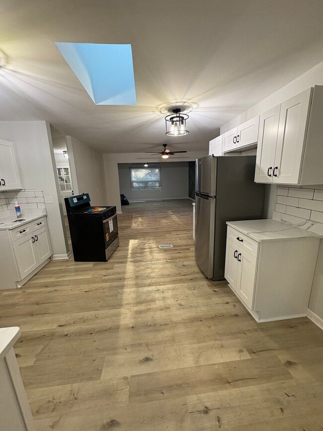 Photo - 3 bedroom/ 2 bathroom Newly renovated sing...