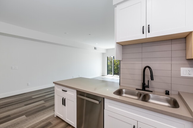 Photo - 857 N Hayworth Ave