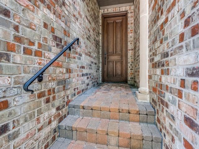 Photo - 736 Rockingham Dr
