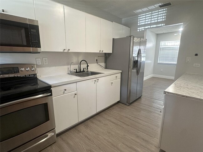 Building Photo - 27 W 12th St Unit 0 Rental