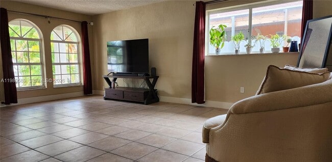 Photo - 880 E 26th St