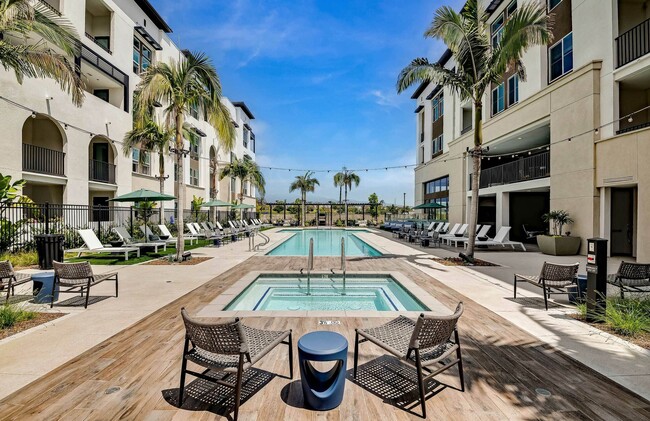 Terraza con piscina en Enclave Town Center - Enclave Town Center Apartamentos