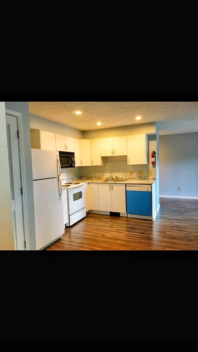 Kitchen - 1350 S College Mall Rd Unit 1350