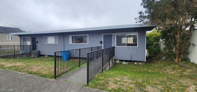 Building Photo - Upgraded Duplex in Eureka! Rental