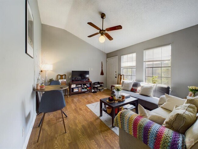 Photo - 2216 San Gabriel St Unidad 301