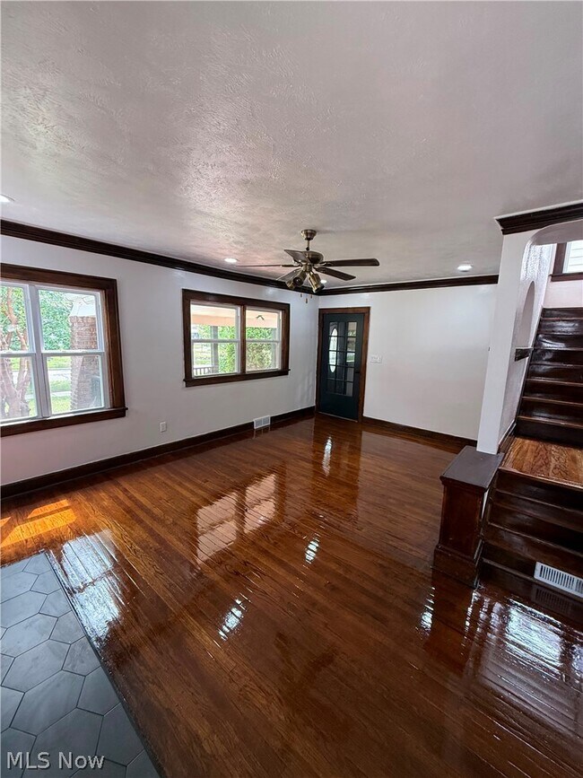 Photo - 3537 Silsby Rd