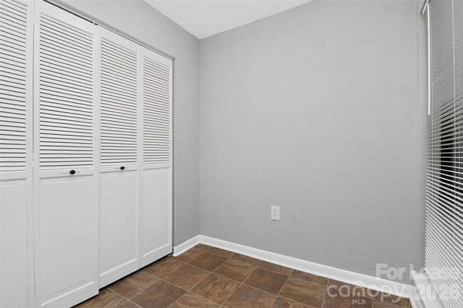Photo - 4804 Spring Lake Dr Unidad C