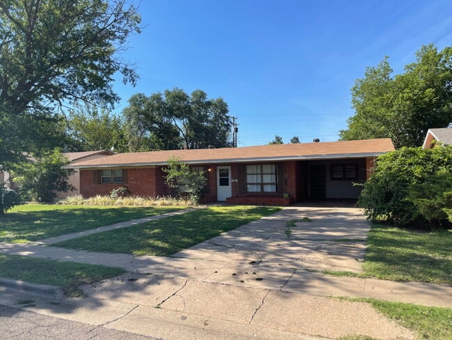 Building Photo - Home Located Minutes From Elementary & Restaurants!