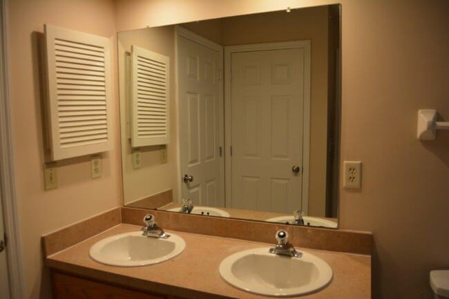 Full bath - 6926 Avery Road