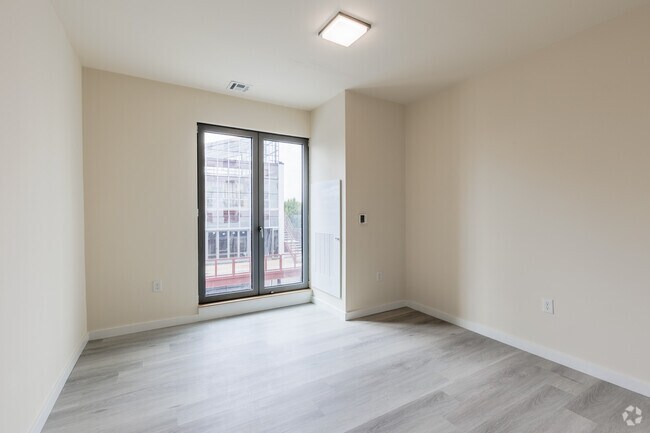1BR 1BA - 604SF