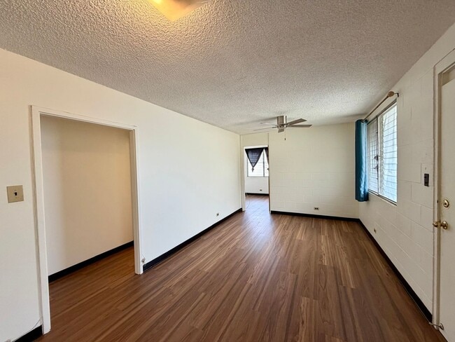 Photo - Punchbowl: 3 Bed, 1.25 Bath Apartment with 3 Tandem Parking Spots