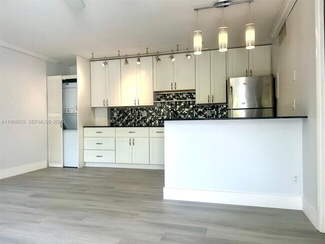 Photo - 645 Executive Center Dr Unit R101