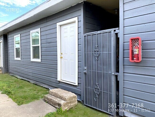 Building Photo - 637 Mohawk St Unit (C11)