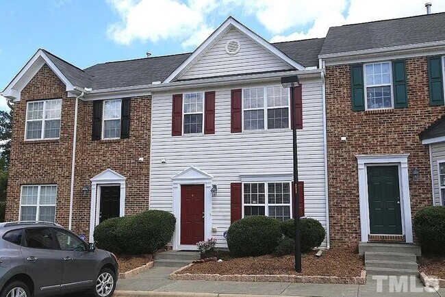 Building Photo - Charming 3BD, 2BA Apex Townhome In a Prime...