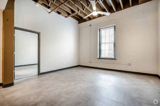 1BR, 1BA - 745SF - Livingroom