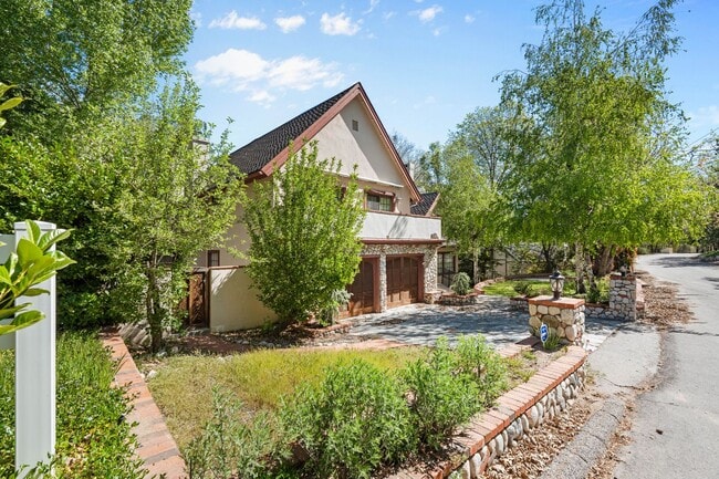 Photo - Brilliant Tavern Bay Home