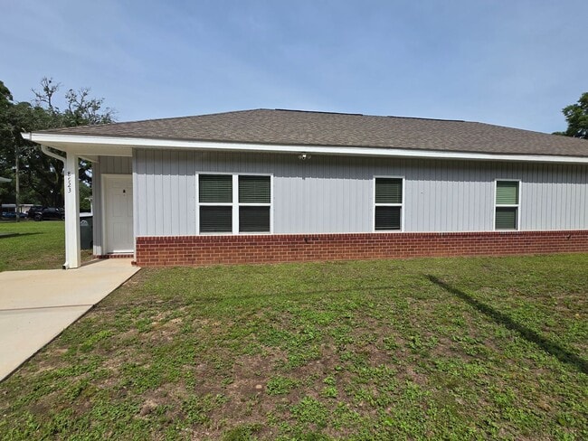 Building Photo - Spacious 2-Bedroom Duplex