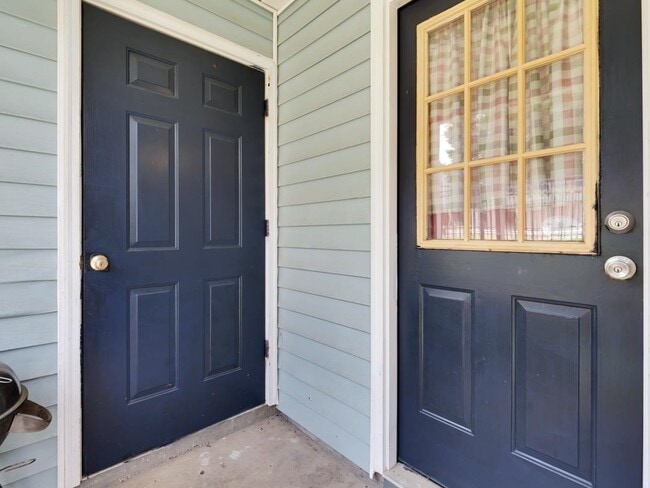 Building Photo - 2221 Timberwood Cir N