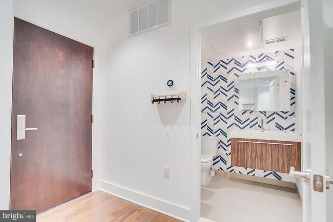 Building Photo - 2331 15th St NW Unit 205-N