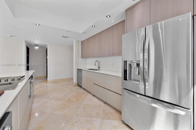 3330 NE 190th St Unit 114
