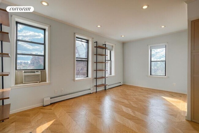 Photo - 206 E 124th St