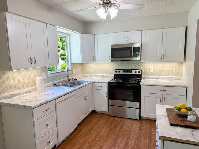 Photo - Spacious 3+ Bedroom 1/2 Duplex for Rent