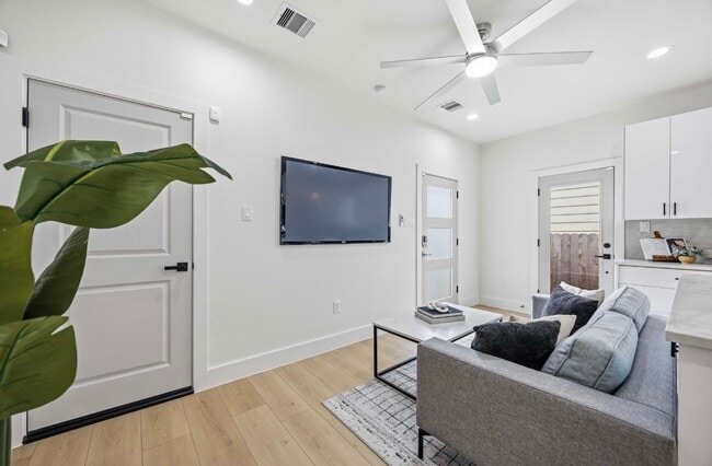 Photo - 5313 Bacher St