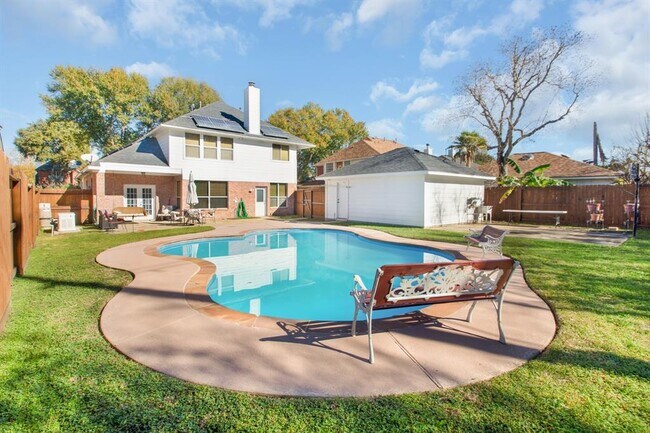 Photo - 18435 Lakeview Cir