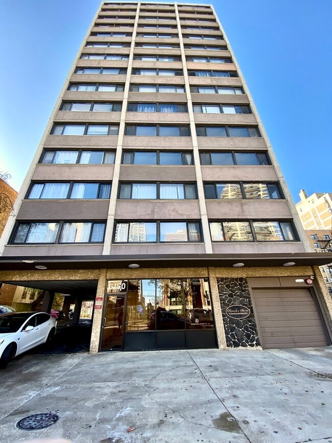 Building Photo - 6150 N Kenmore Ave