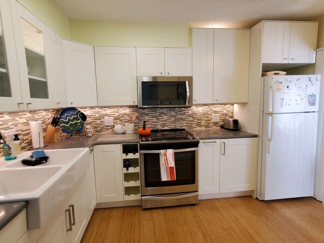 Beautiful Furnished 2/2 Condo in Cordova G... - Beautiful Furnished 2/2 Condo in Cordova G...