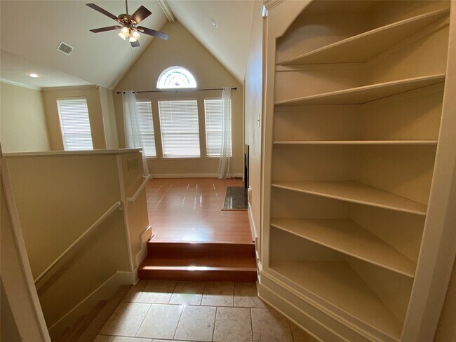 Photo - 735 Arlington St Unidad 3