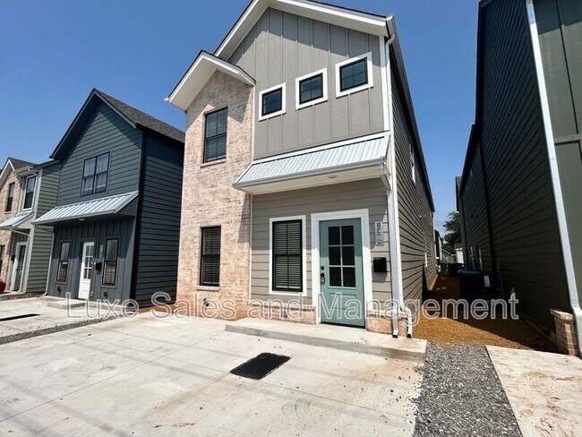 Photo - 608 W 2nd St