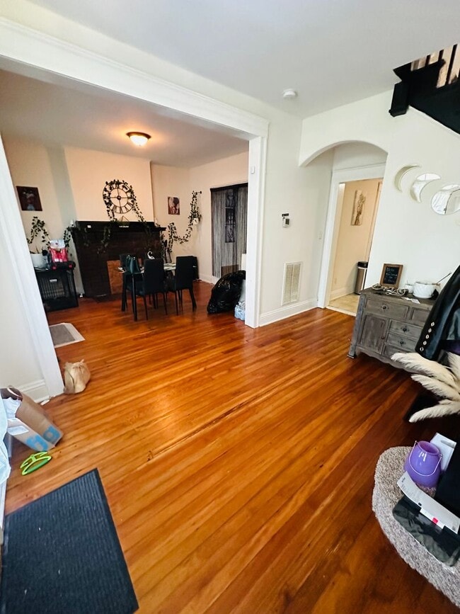 Photo - Beautifully Renovated 3bdrm/2.5bth Home Located in Richmond's North-side w/Balcony!
