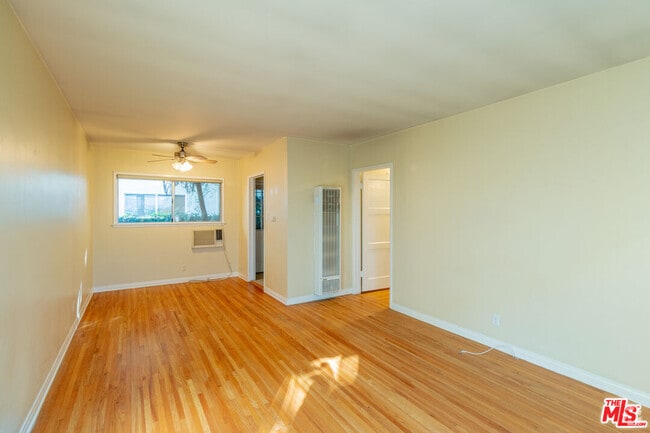 Building Photo - 14942 Dickens St Rental