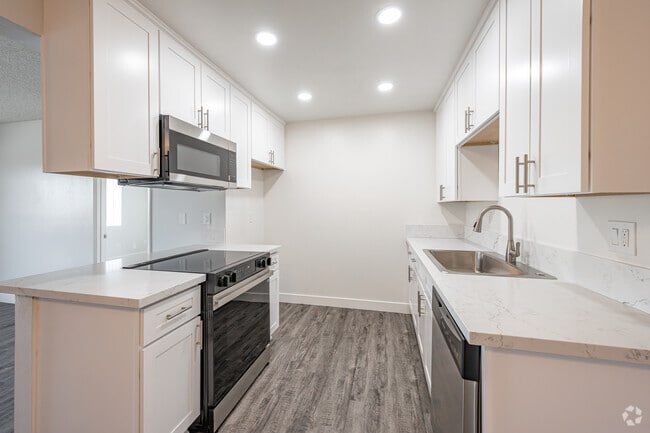 2BR, 2BA - 850SF - Kitchen
