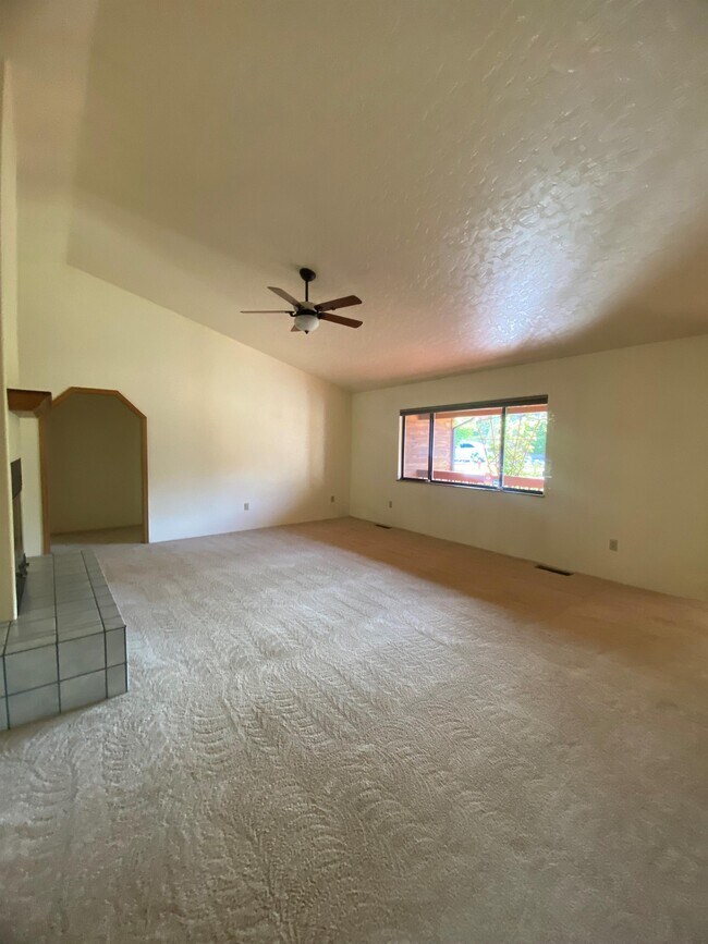 Photo - 1635 Cedarwood Dr