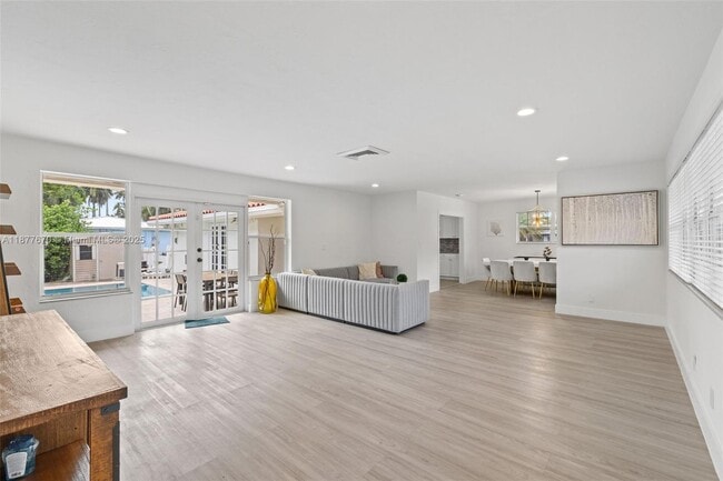 Building Photo - 1254 Polk St Rental