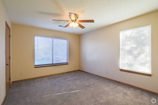 2BR, 2BA - 960SF