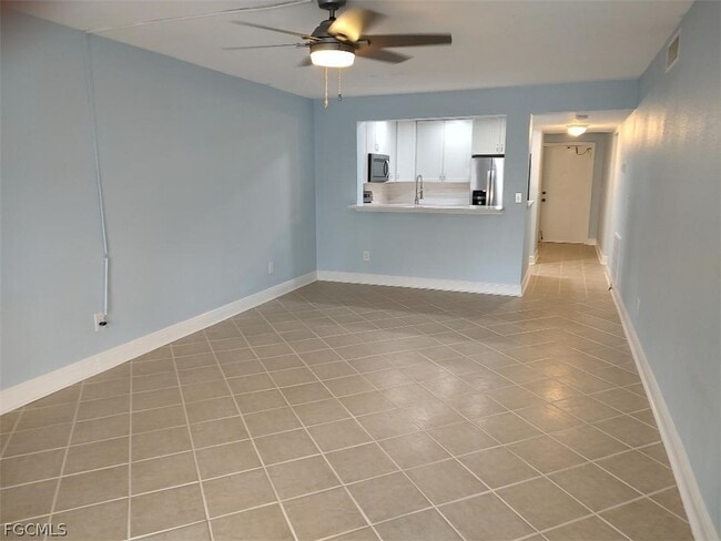 Photo - 4928 Vincennes St Unidad B1