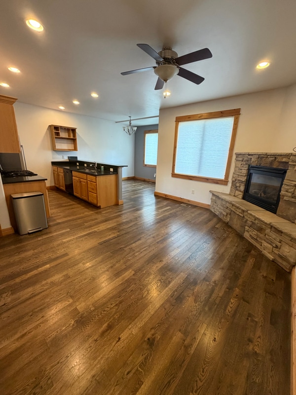 Photo - 905 Saxon Way