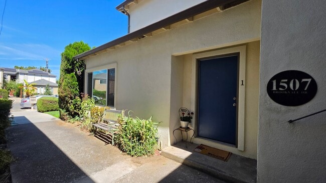 Building Photo - 1507 Brookvale Dr Unit 1