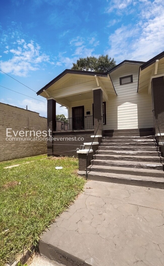 Building Photo - 2304 22nd St SW