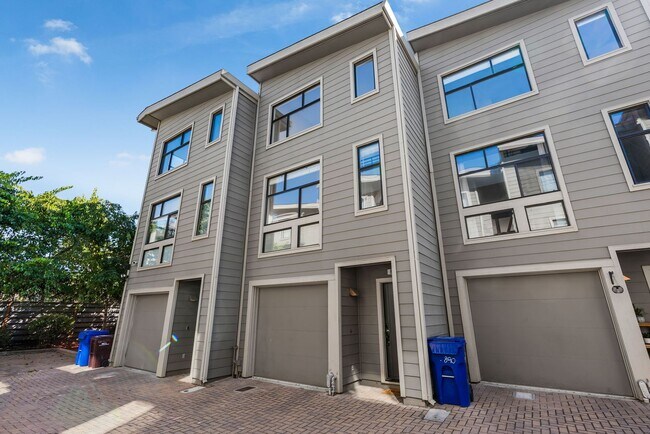 Building Photo - Spacious 3-Level 2BD/2BA Townhome with Pri...