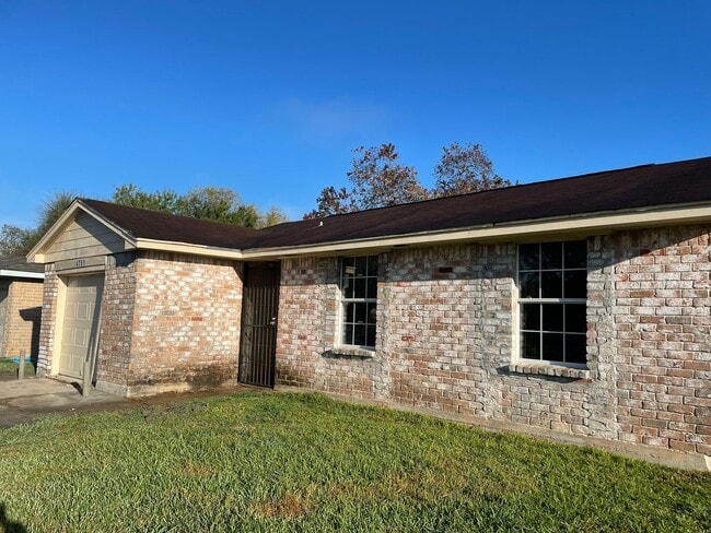 Building Photo - 3bd 1.5 bath 1 car garage home near Hiram Clarke and 2234