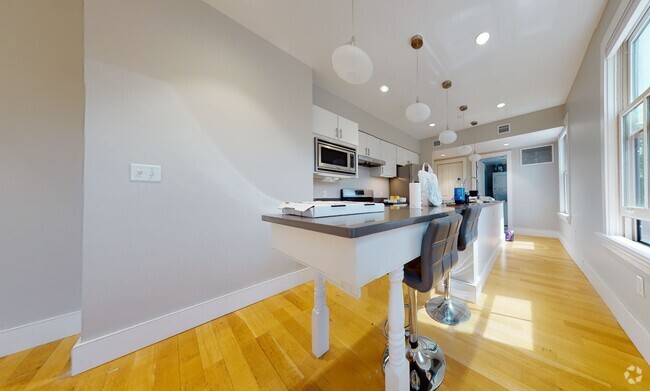 Building Photo - 40 Bow St Unit 1T Rental
