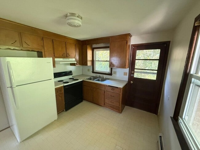 Building Photo - 372 Park St