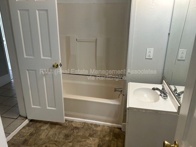 Photo - 953 E Solomon St