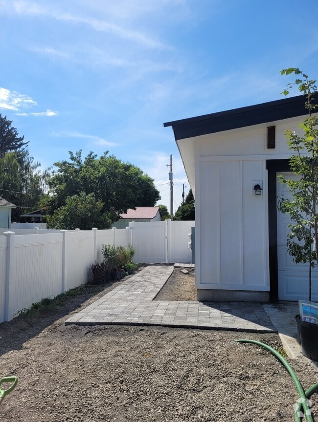 Building Photo - 127 N 4th E Rental
