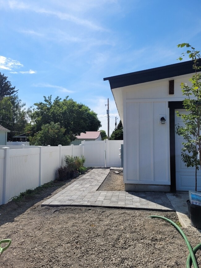 Building Photo - 127 N 4th E Rental